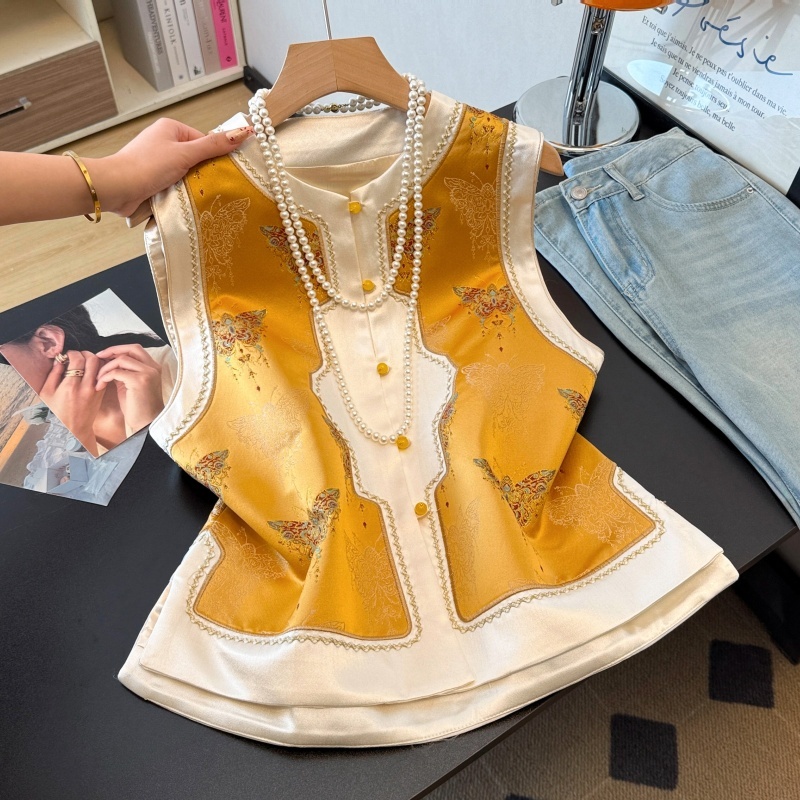 Real photos of the new 2026 Chinese-style Hanfu, featuring intricate jacquard embroidery, a round neckline, decorative buttons, and a modified patchwork design for the vest