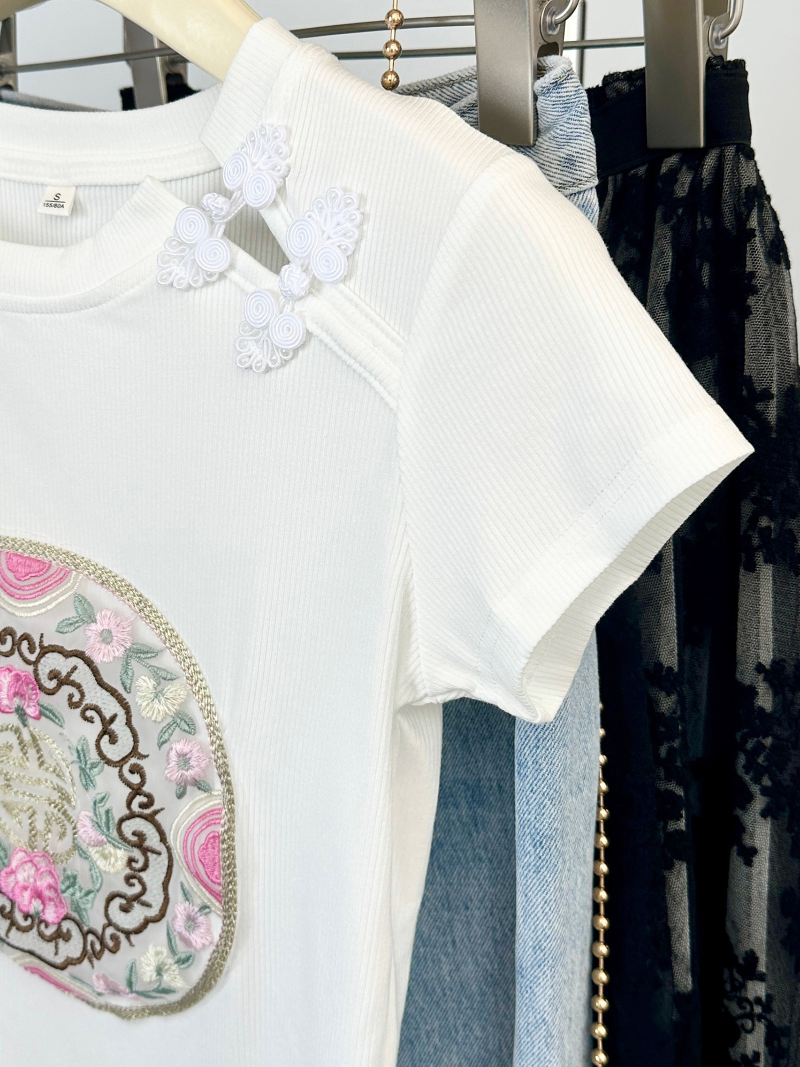 刺绣斜盘扣短款t恤