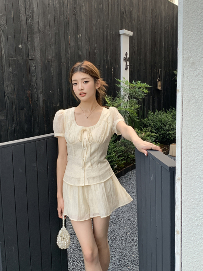 法式方领肌理感套装 French-style square-neck short-sleeve shirt