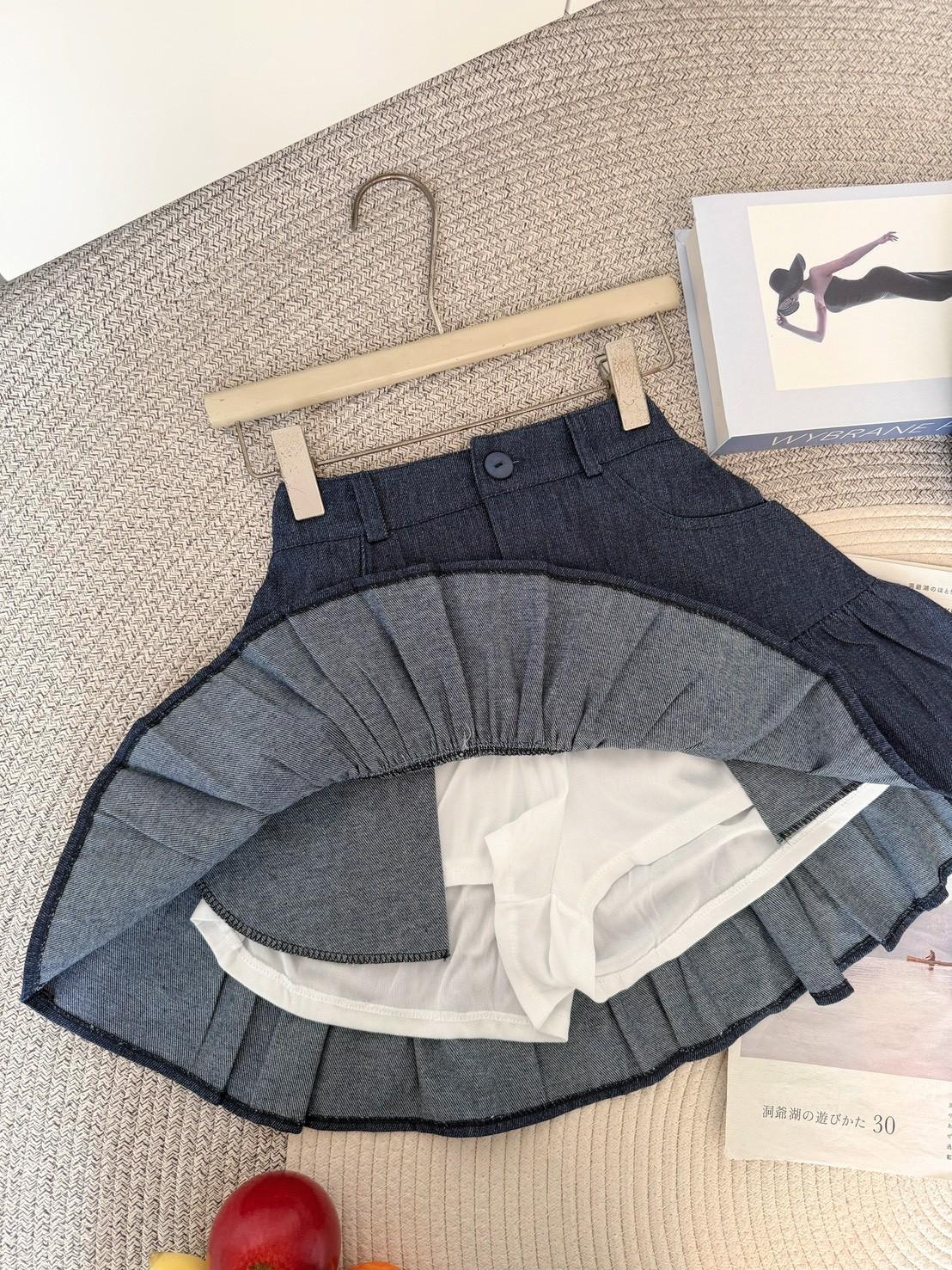 Sweet ruffled mini skirt