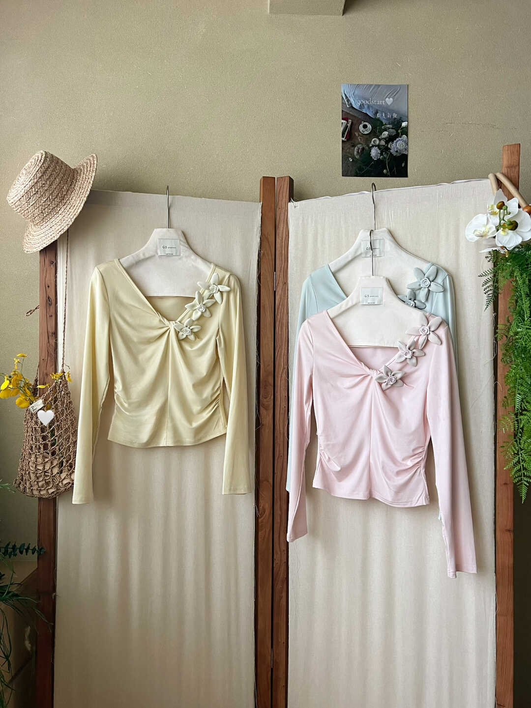 Roselle 3D Flower V-Neck Top 一眼沦陷! 别致又浪漫✦法式气质立体花朵V领上衣*3 Colors