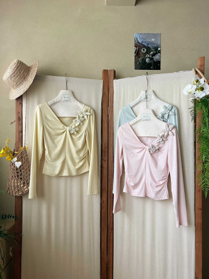 Roselle 3D Flower V-Neck Top 一眼沦陷! 别致又浪漫✦法式气质立体花朵V领上衣*3 Colors