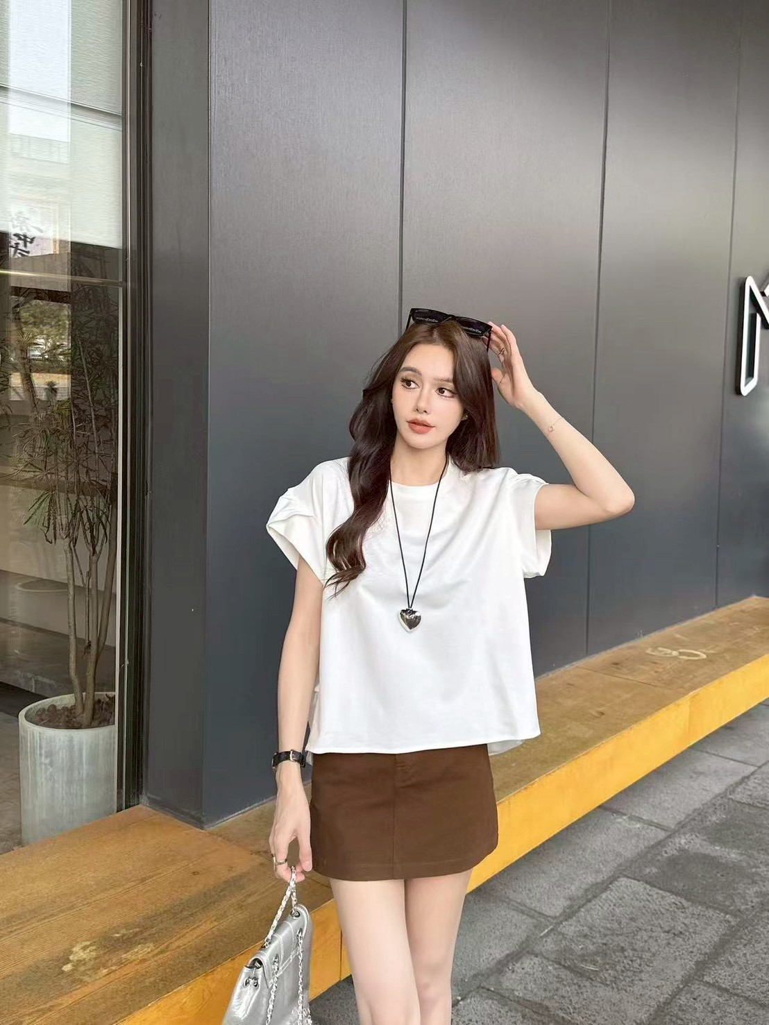 Puff-sleeve solid color top