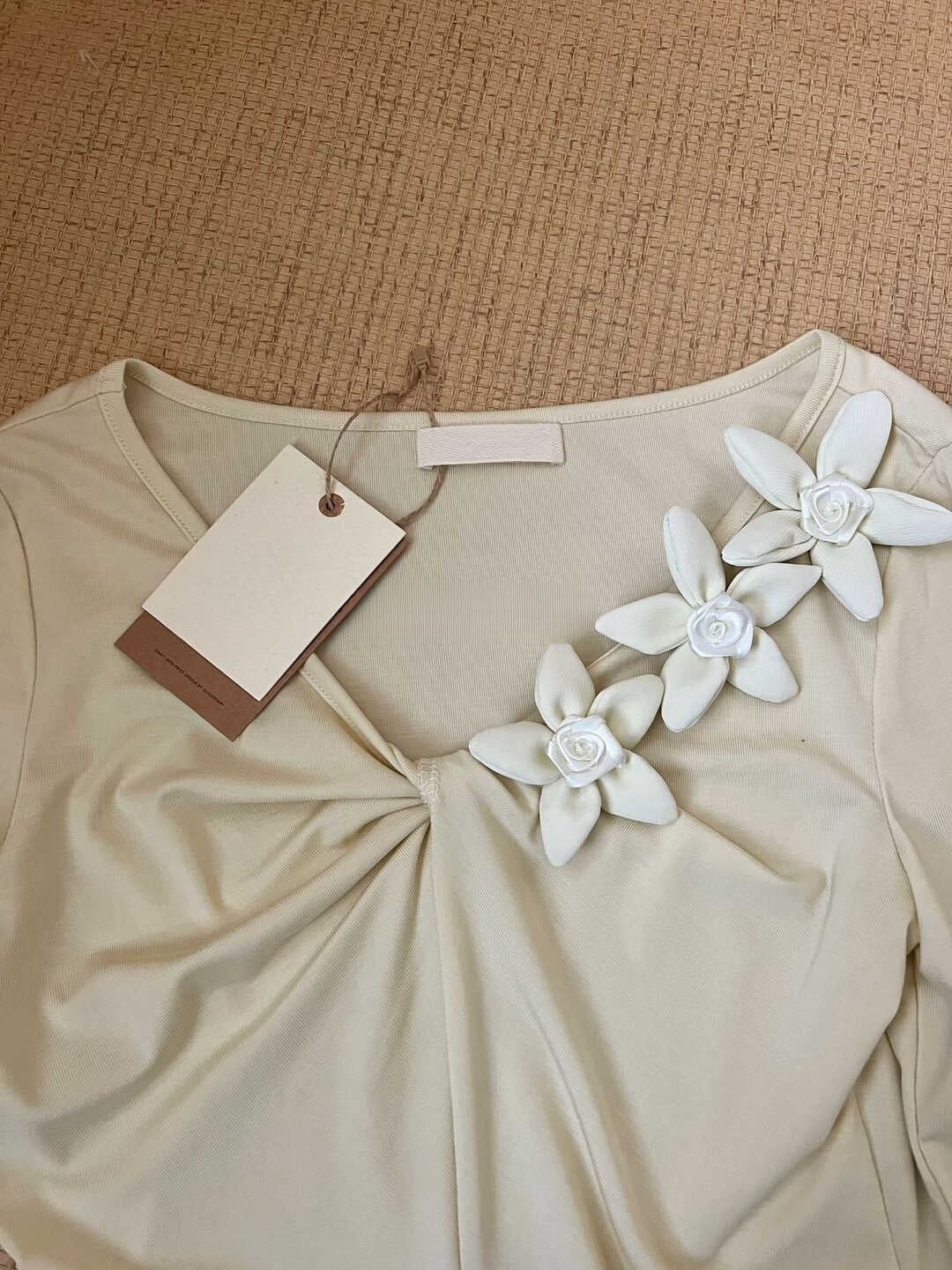 Roselle 3D Flower V-Neck Top 一眼沦陷! 别致又浪漫✦法式气质立体花朵V领上衣*3 Colors