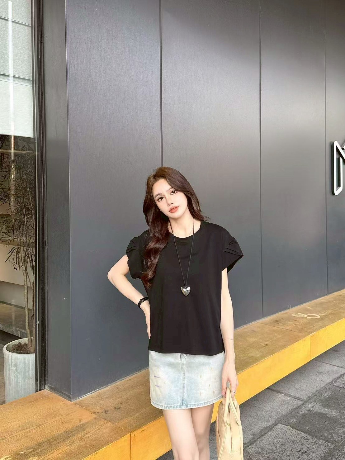 Puff-sleeve solid color top