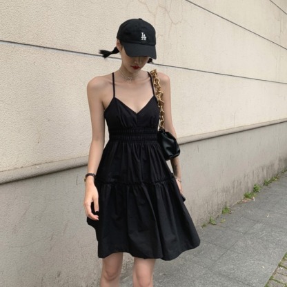 Black Strap Dress Sexy V-neck Waist-Cinching Puffy Big Hem Little Black Dress 黑色吊带连衣裙