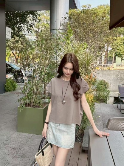 Puff-sleeve solid color top