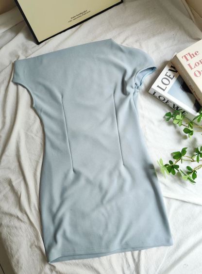 Sleek Off-Shoulder Dress 斜肩露背连衣裙*2 Colors