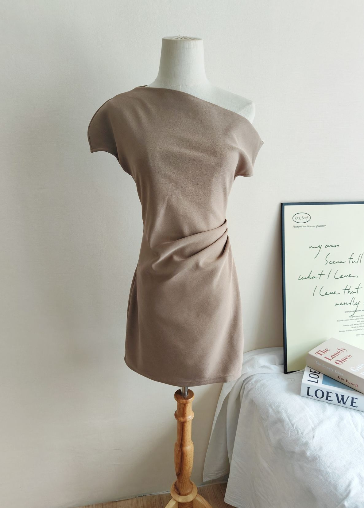 Sleek Off-Shoulder Dress 斜肩露背连衣裙*3 Colors