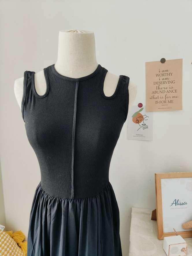 Slit Cut Vest Dress  挖空背心开叉连衣裙