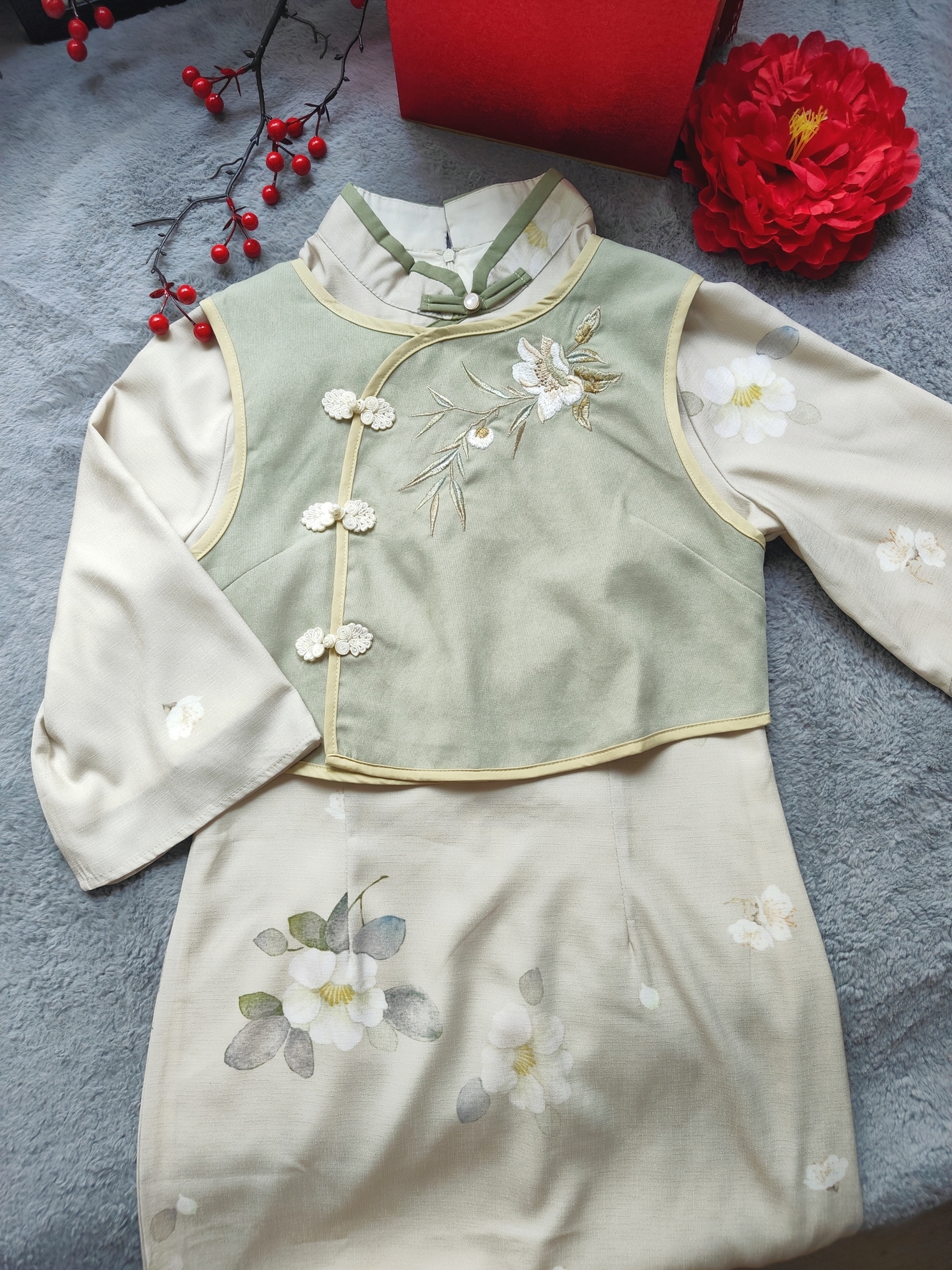 Classic Chinese Two-Piece Set 马甲+旗袍套装