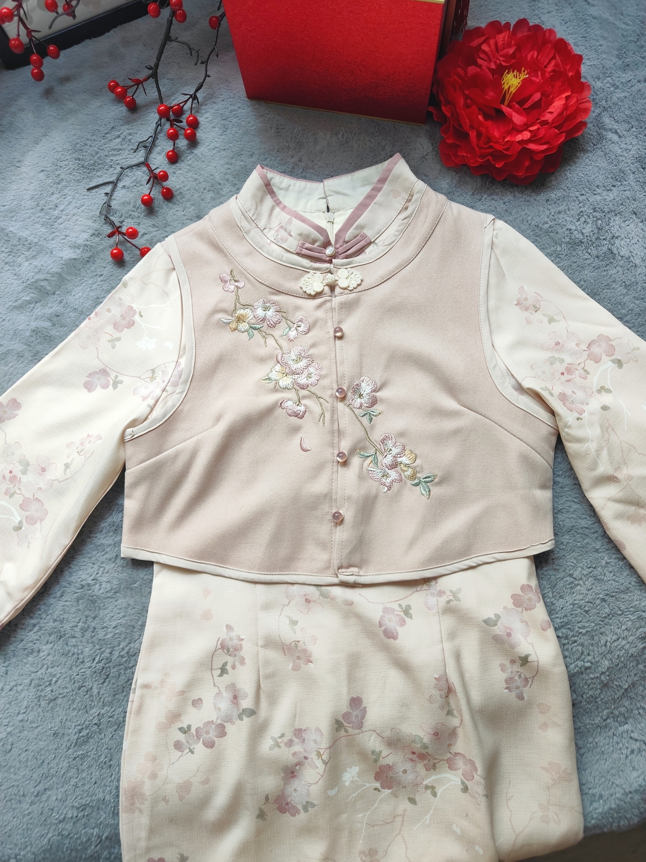 Classic Chinese Two-Piece Set 马甲+旗袍套装
