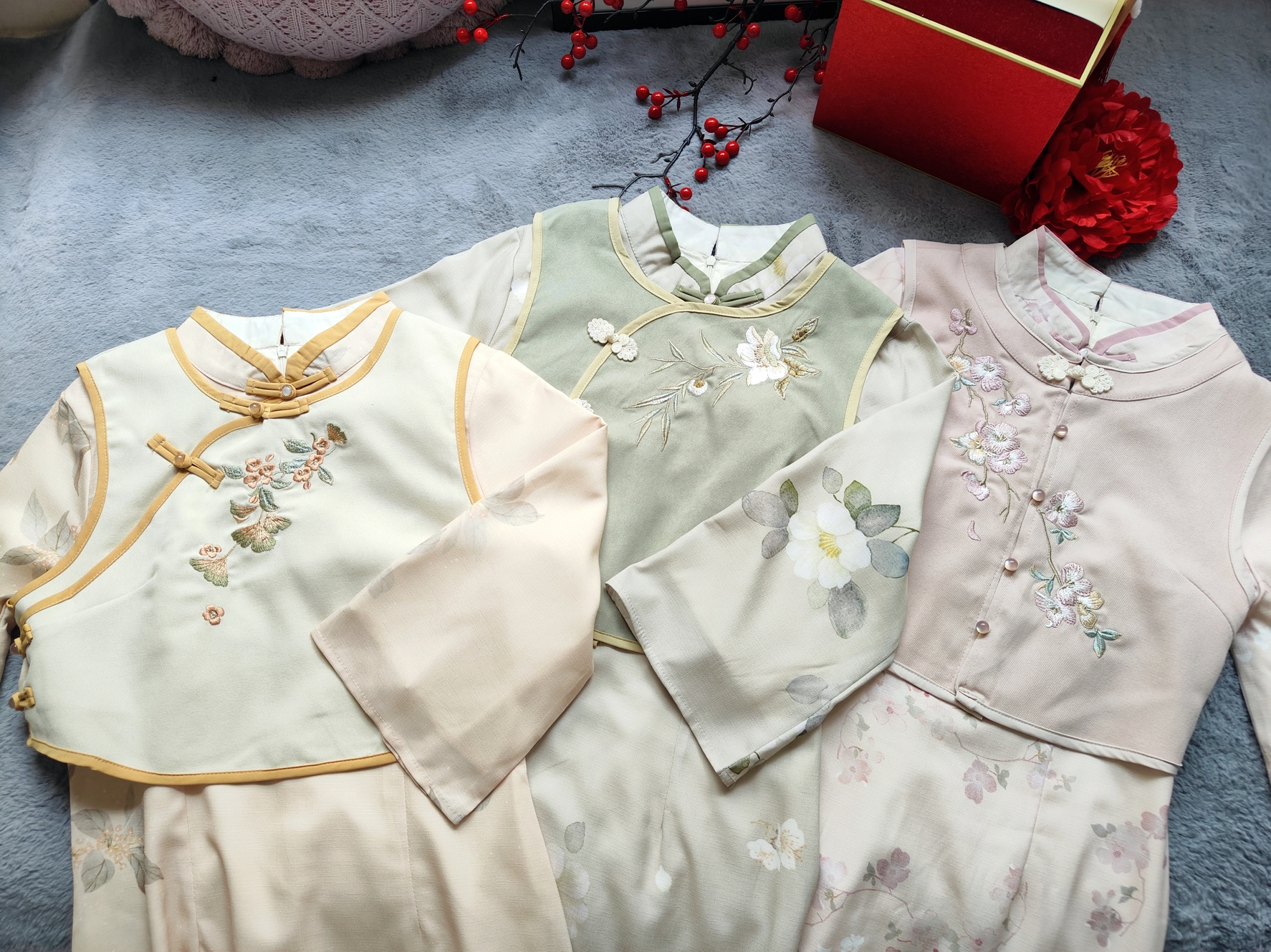 Classic Chinese Two-Piece Set 马甲+旗袍套装