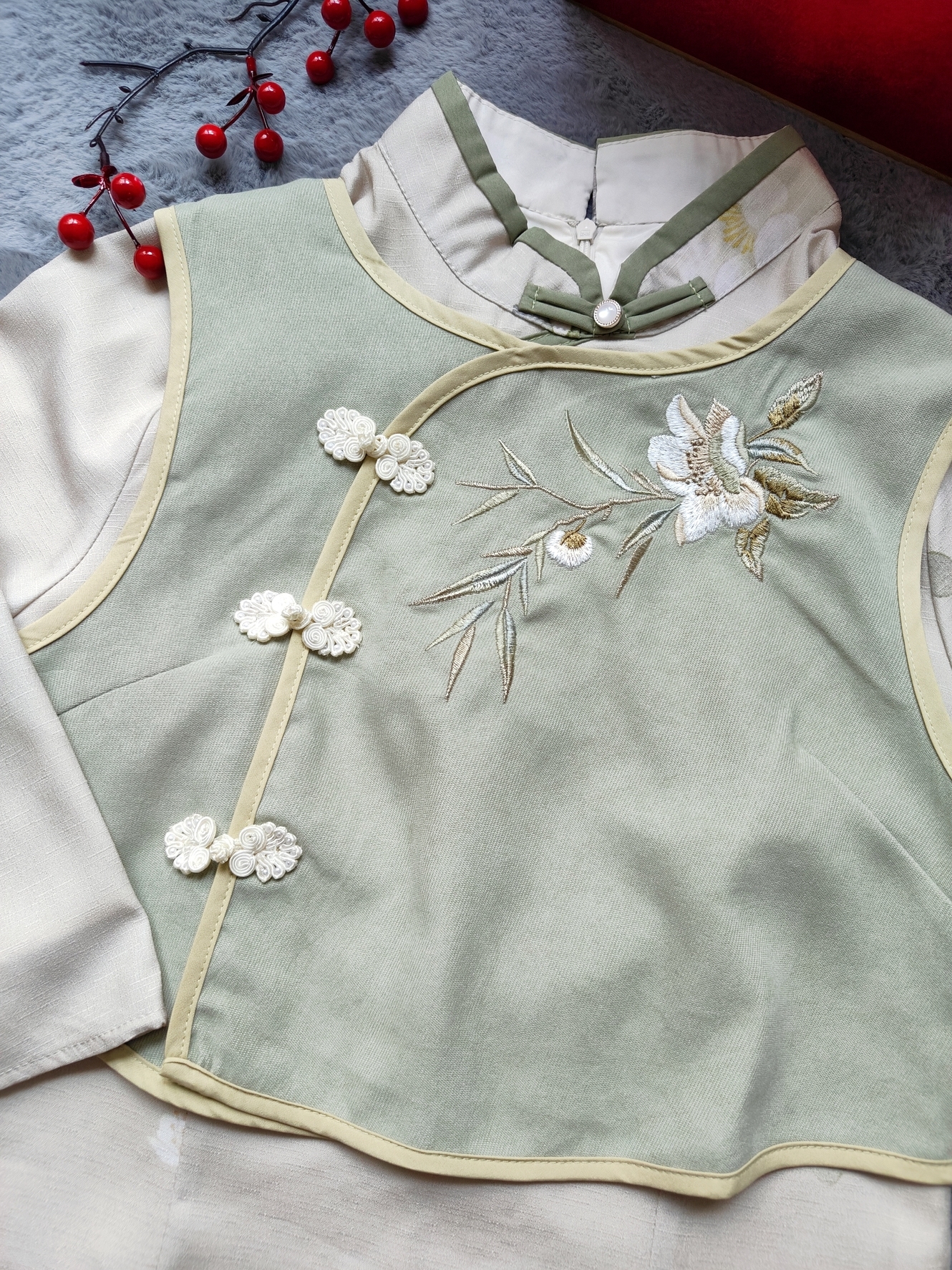 Classic Chinese Two-Piece Set 马甲+旗袍套装