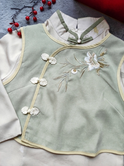 Classic Chinese Two-Piece Set 马甲+旗袍套装