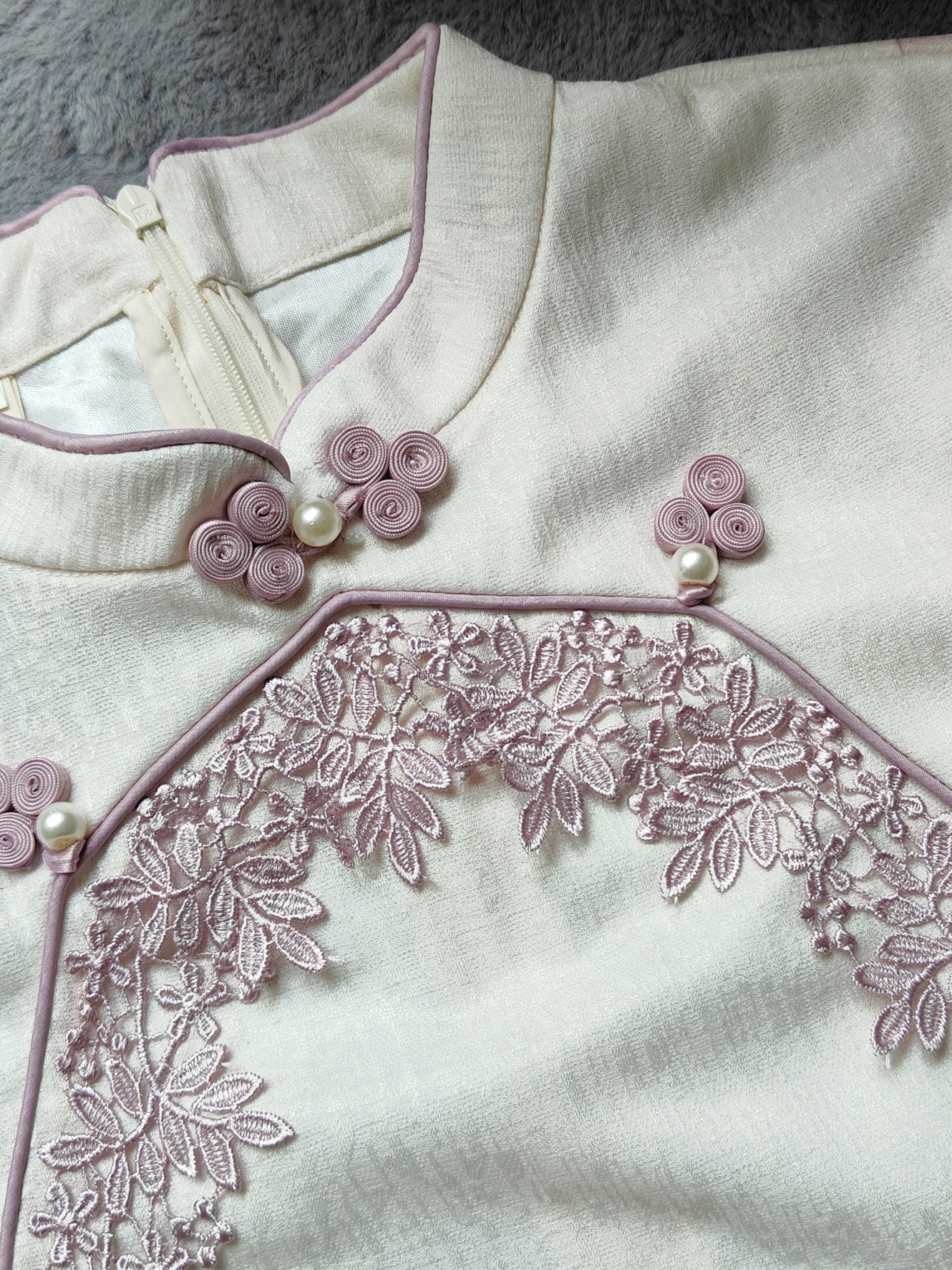 Lilac Grace Lace Cheongsam 紫色蕾丝旗袍