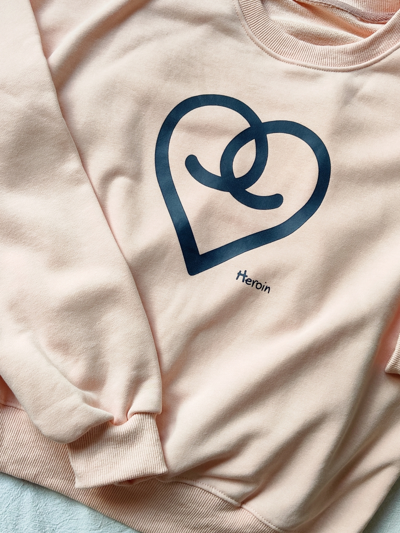 Retro Heart Emblem Sweatshirt 美式爱心印花卫衣 *2Colors