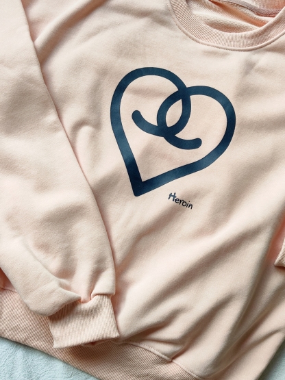 Retro Heart Emblem Sweatshirt 美式爱心印花卫衣 *2Colors