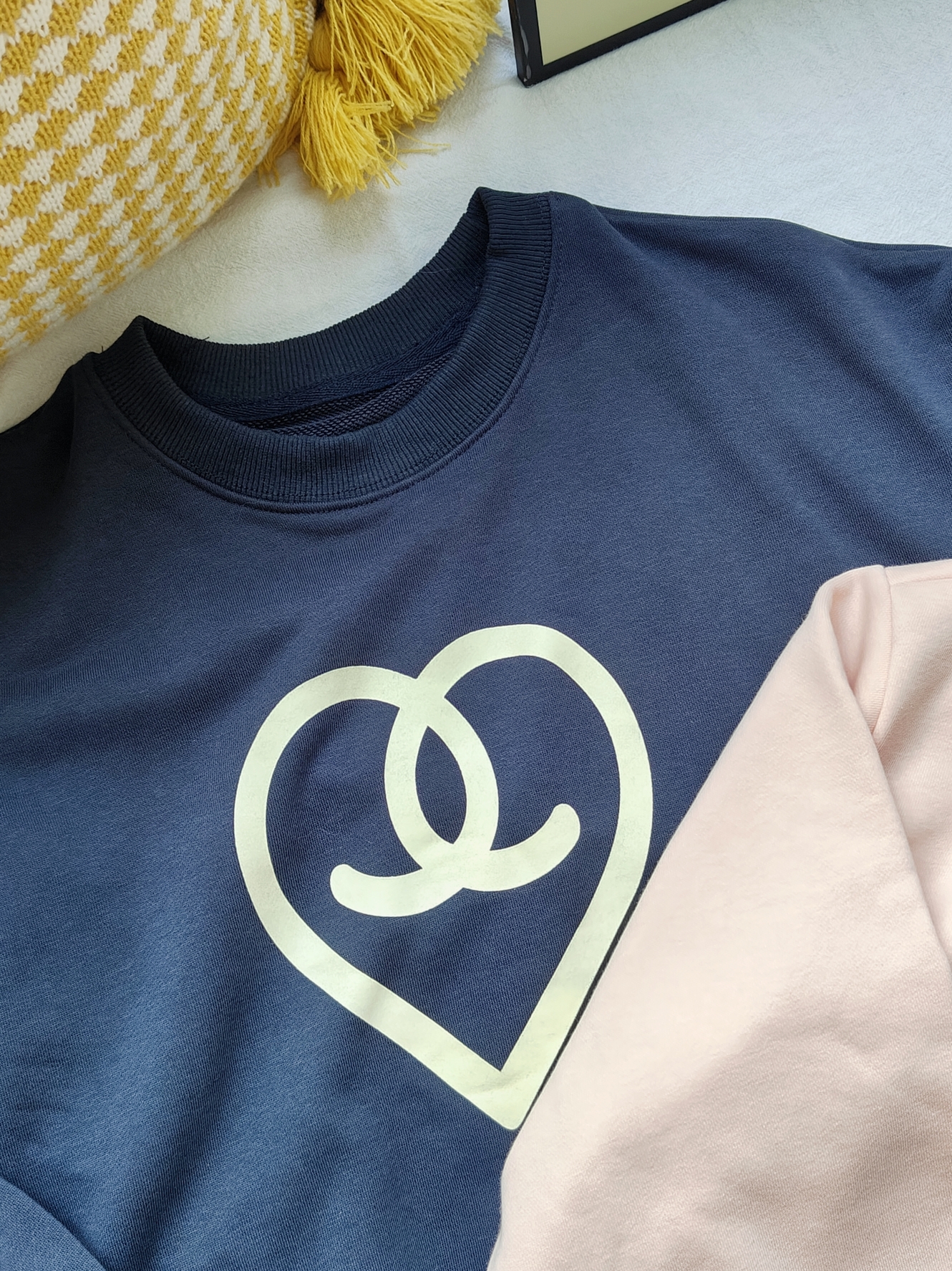Retro Heart Emblem Sweatshirt 美式爱心印花卫衣 *2Colors
