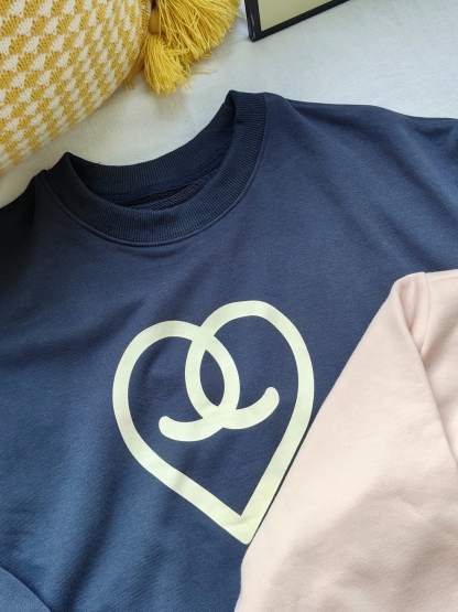 Retro Heart Emblem Sweatshirt 美式爱心印花卫衣 *2Colors