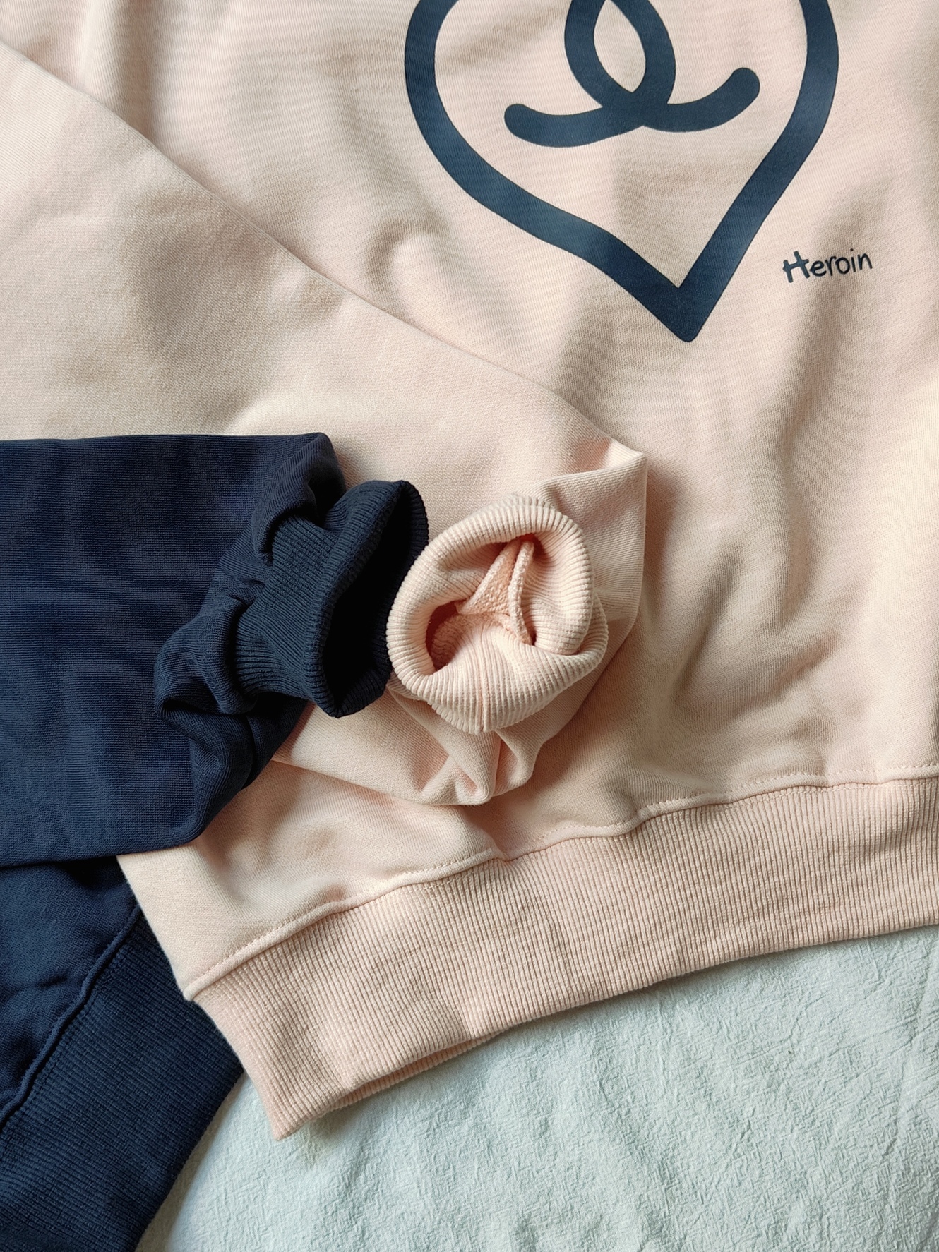 Retro Heart Emblem Sweatshirt 美式爱心印花卫衣 *2Colors