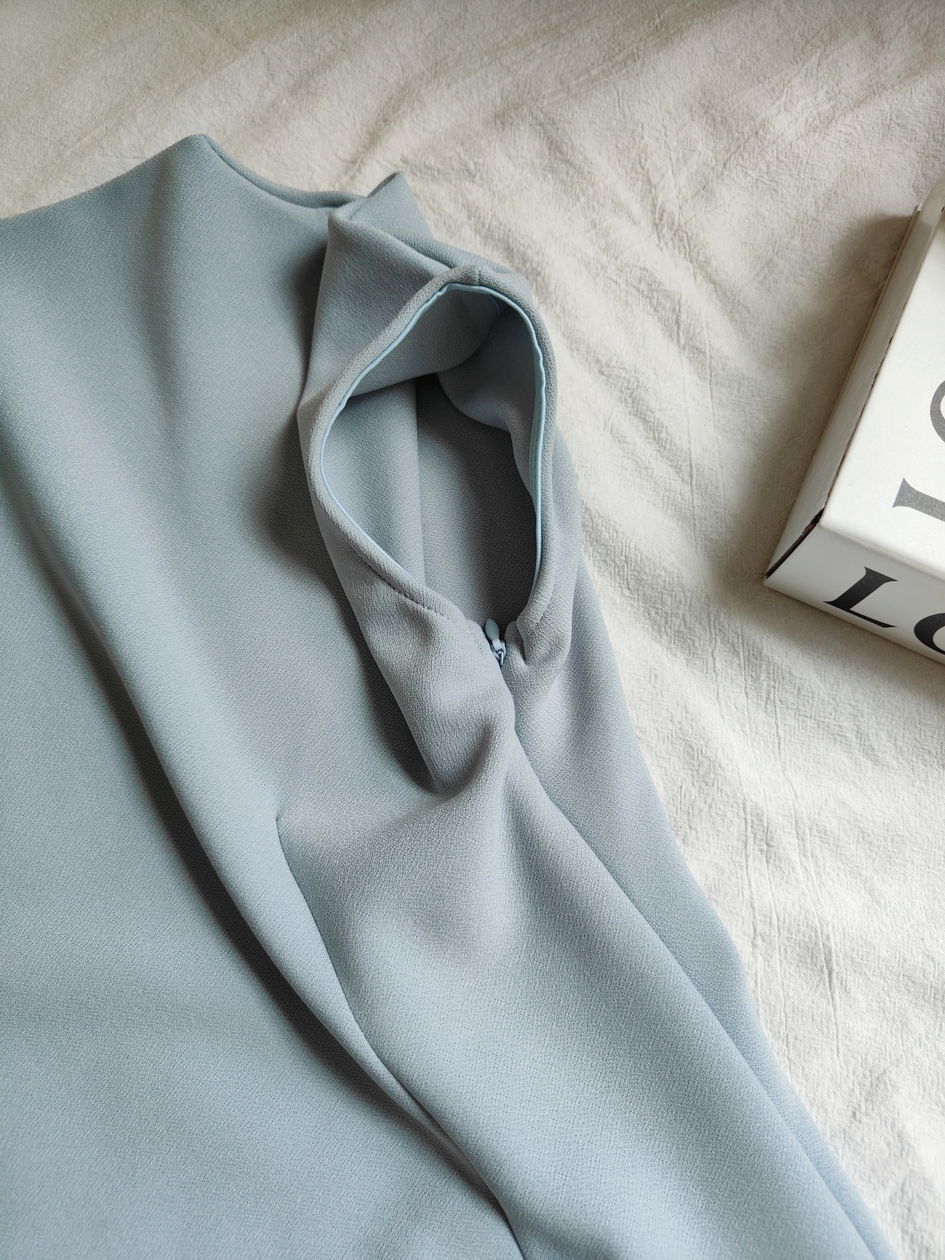 Sleek Off-Shoulder Dress 斜肩露背连衣裙*2 Colors