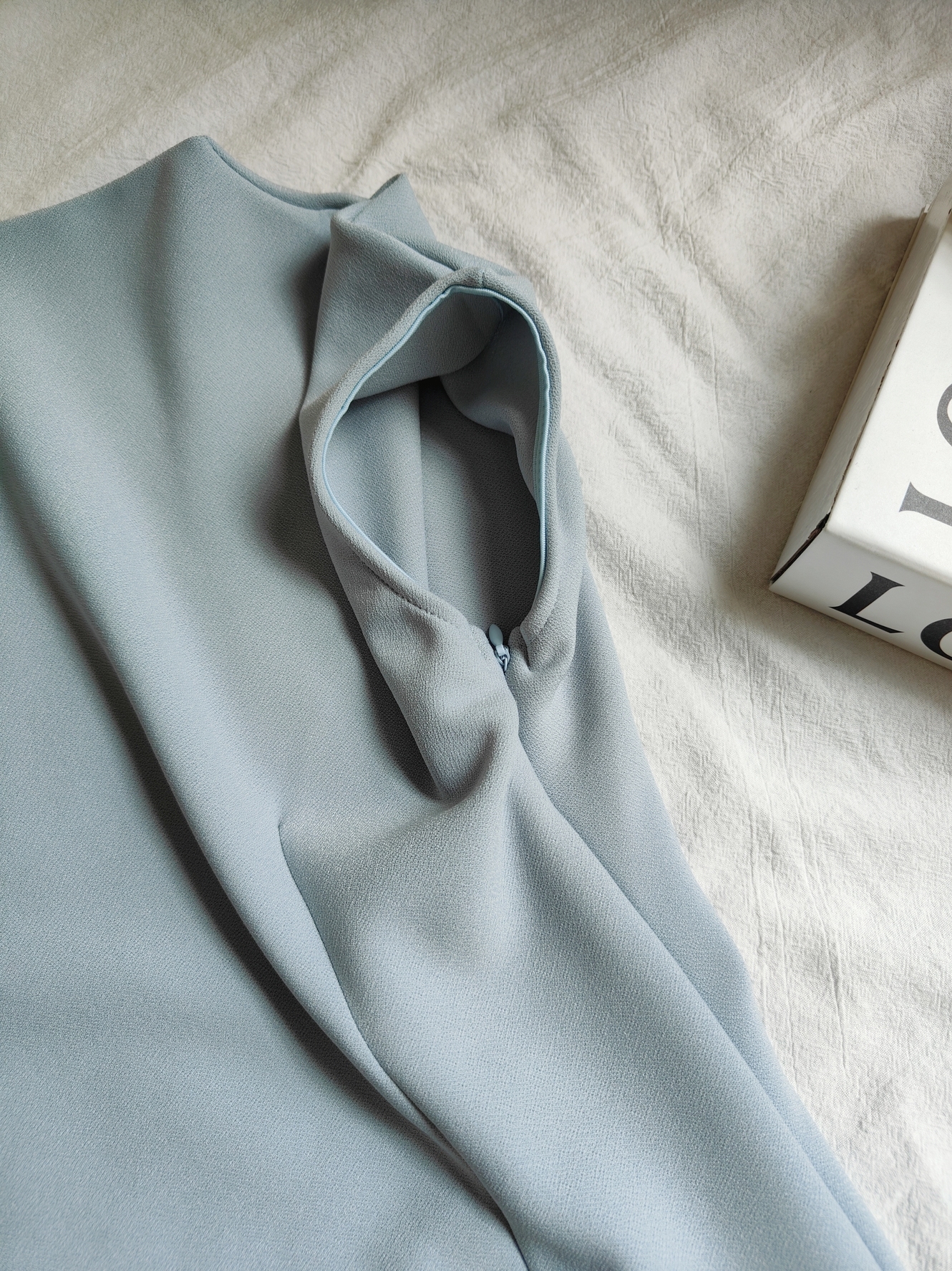 Sleek Off-Shoulder Dress 斜肩露背连衣裙*2 Colors