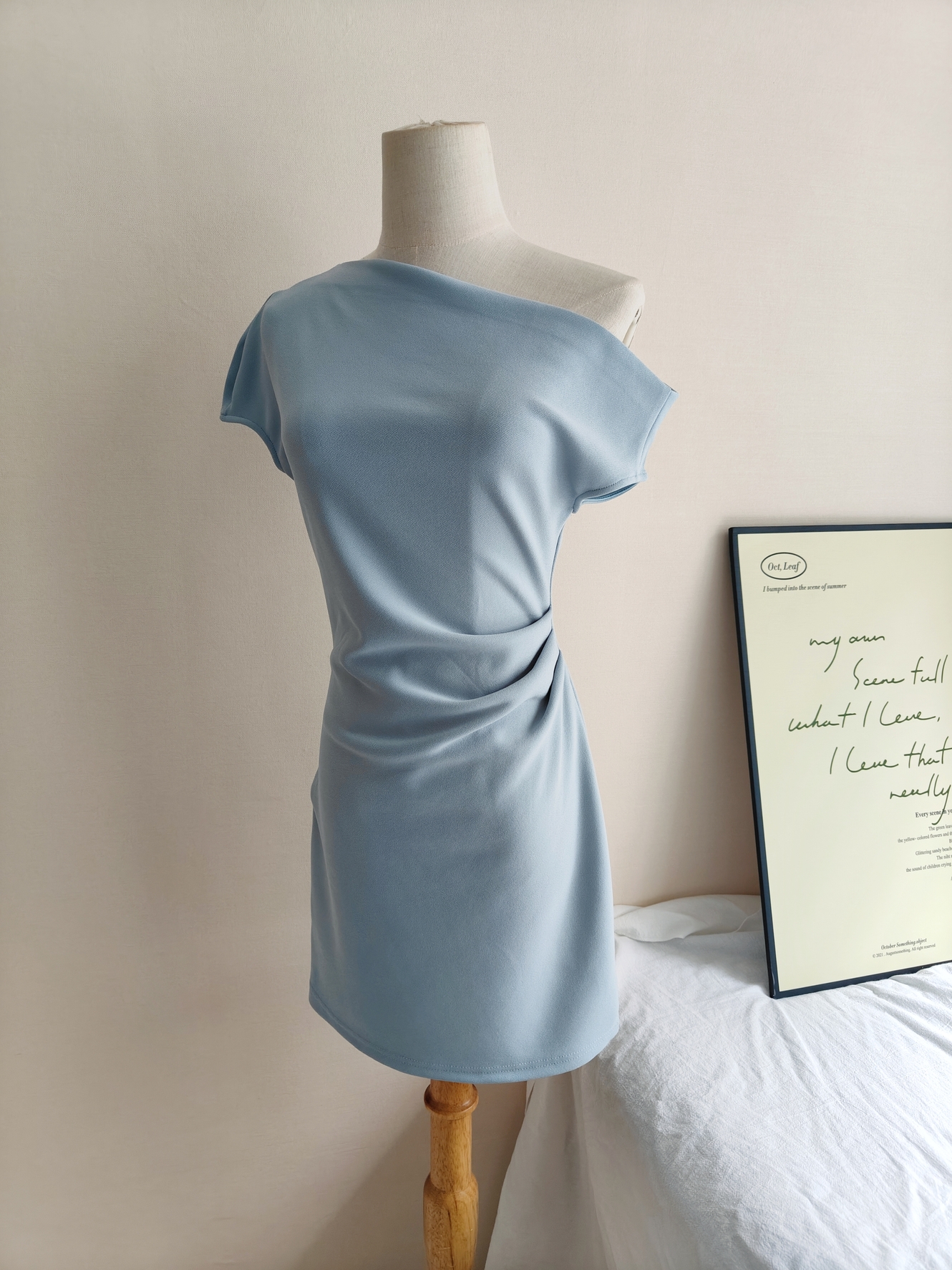 Sleek Off-Shoulder Dress 斜肩露背连衣裙*2 Colors