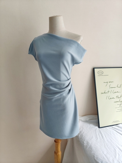 Sleek Off-Shoulder Dress 斜肩露背连衣裙*2 Colors