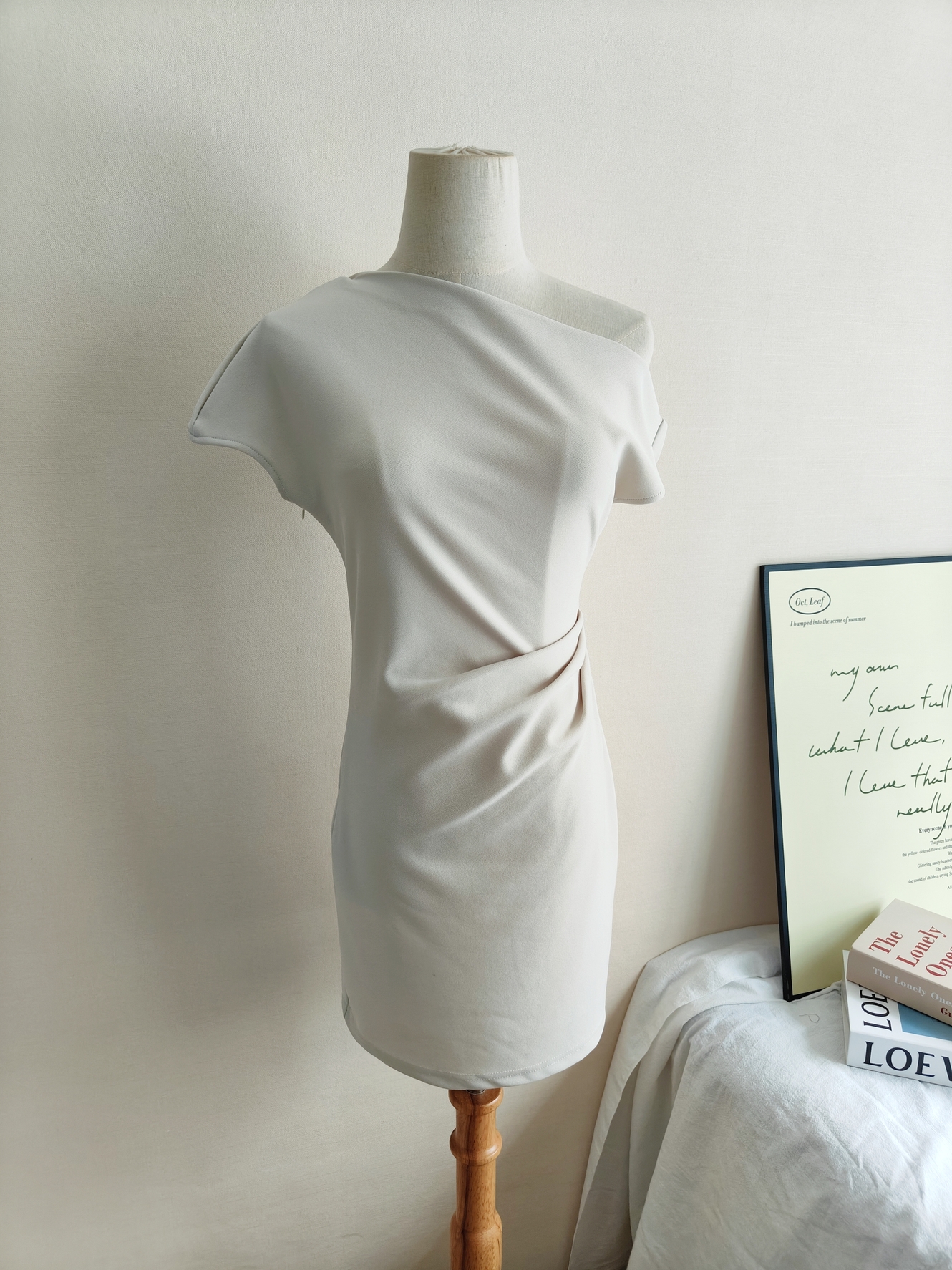 Sleek Off-Shoulder Dress 斜肩露背连衣裙*3 Colors