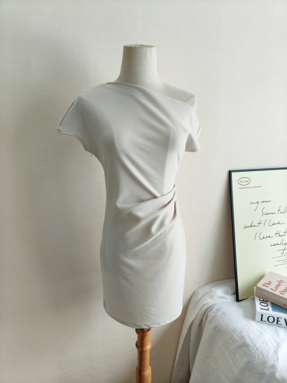 Sleek Off-Shoulder Dress 斜肩露背连衣裙*3 Colors