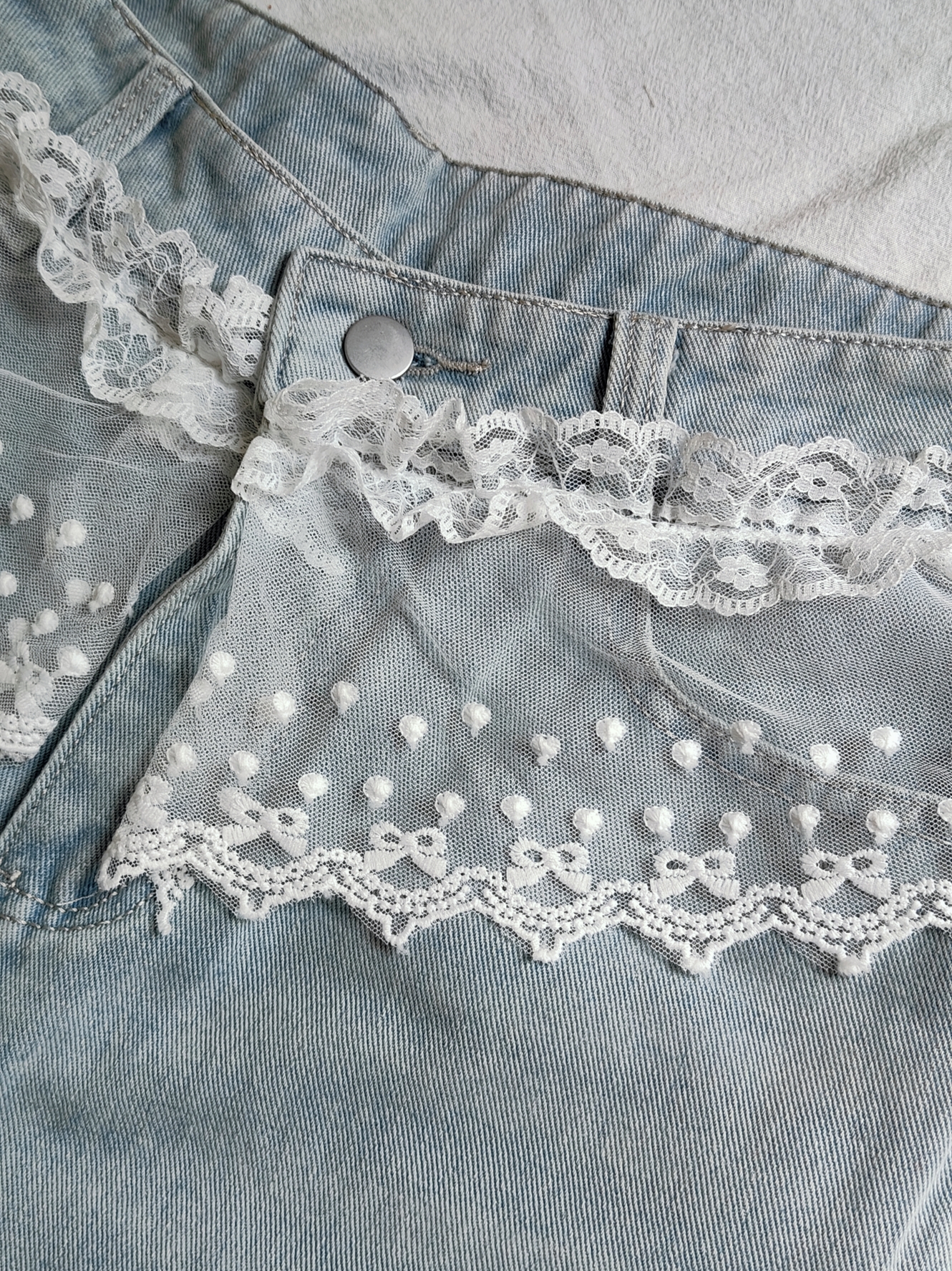 Vintage Lace Straight-Leg Jeans 闲蕾丝拼接水洗直筒牛仔裤