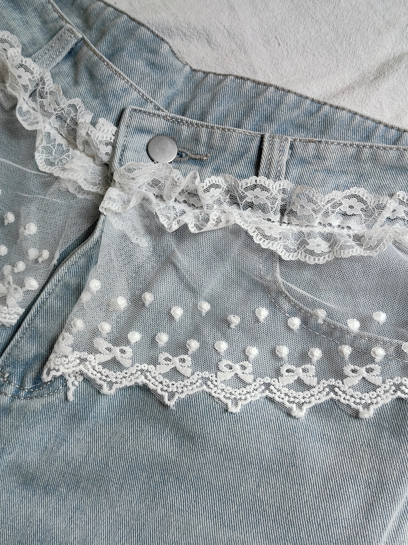 Vintage Lace Straight-Leg Jeans 闲蕾丝拼接水洗直筒牛仔裤