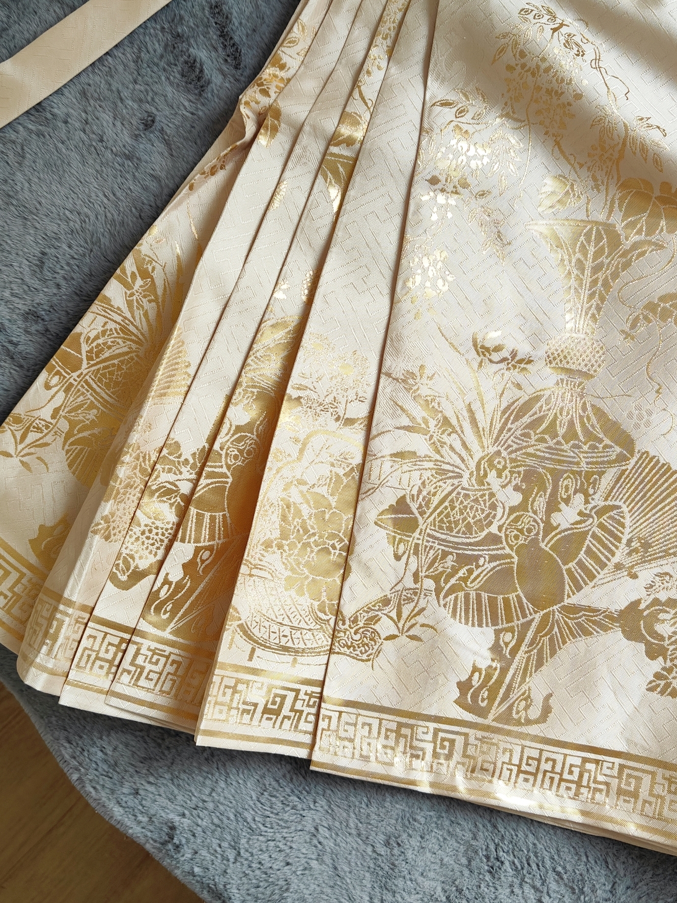 Gilded Petals Horse-face skirt Set 华美金色提花斜襟上衣 + 短款马面裙