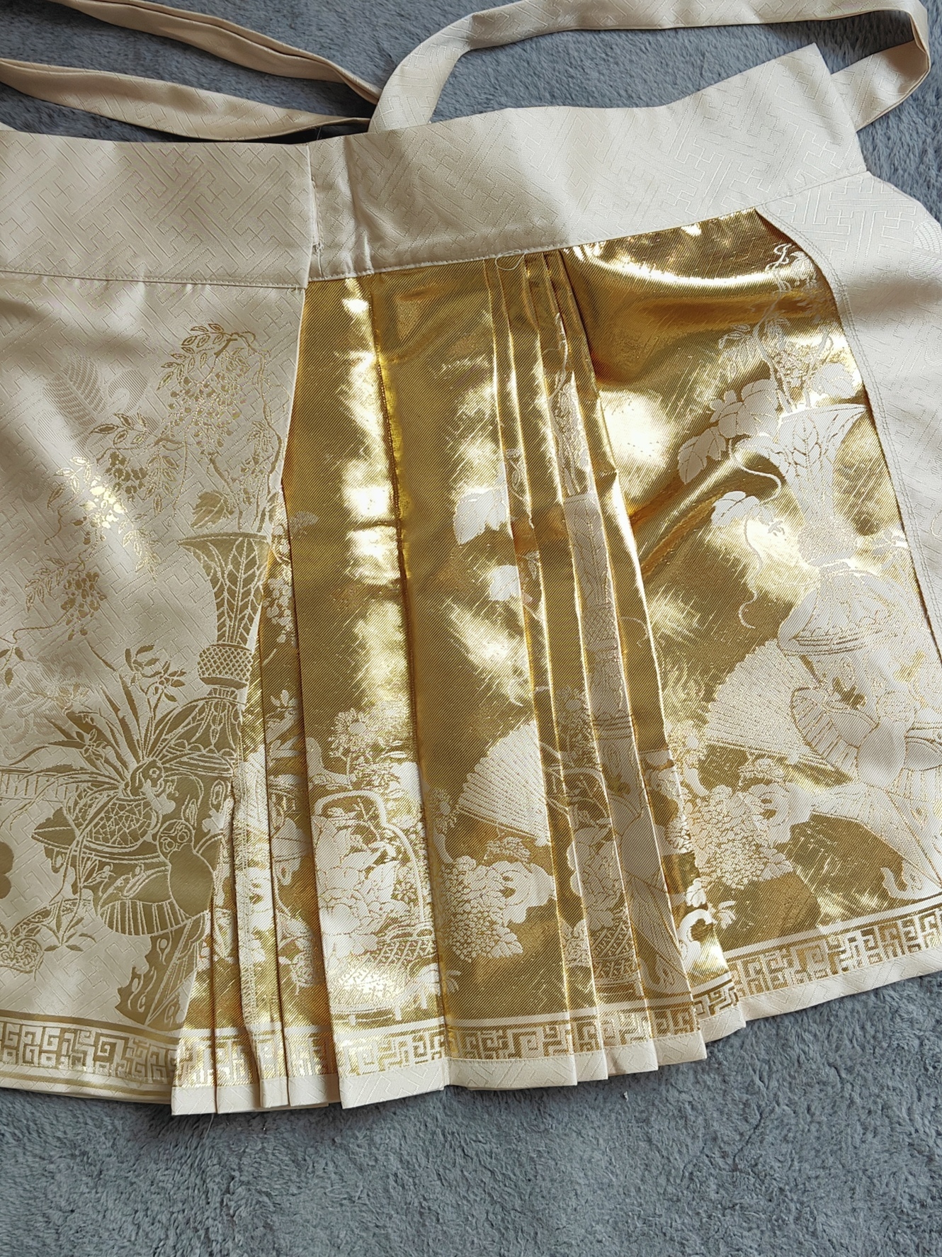 Gilded Petals Horse-face skirt Set 华美金色提花斜襟上衣 + 短款马面裙