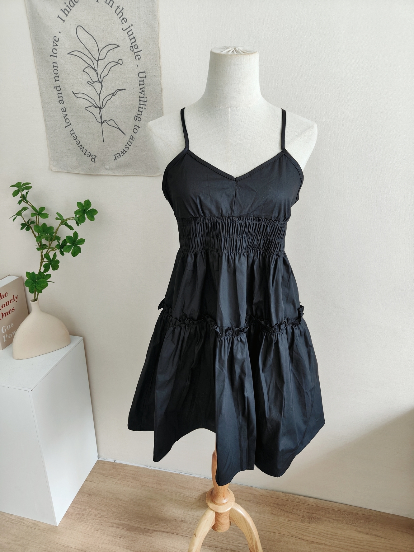 Sexy V-neck Black Strap Dress  黑色V领吊带连衣裙