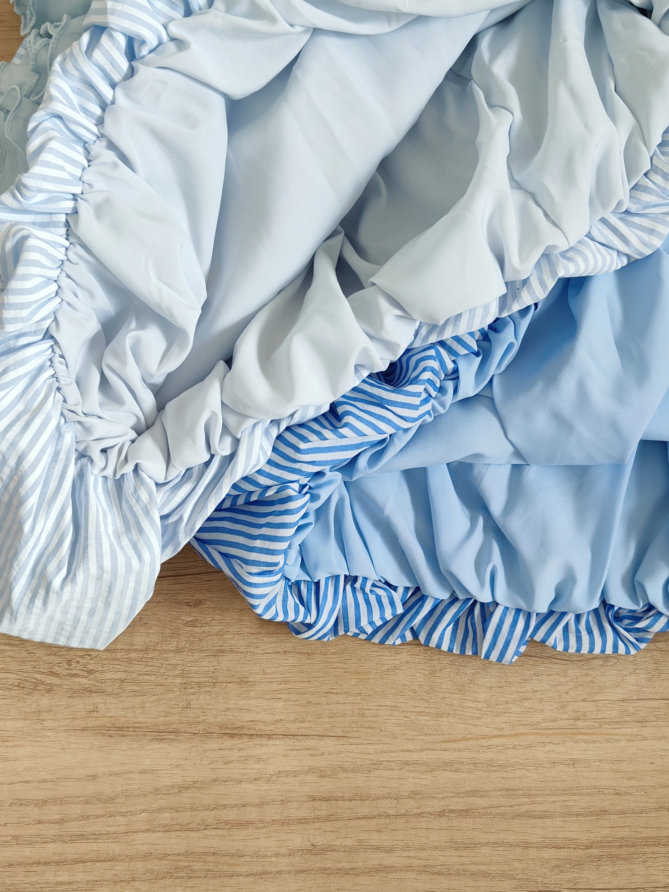 Elowrose 3D Blossom Off-Shoulder Striped Top 被追着问~浪漫立体花朵斜肩度假风条纹上衣*2 Colors