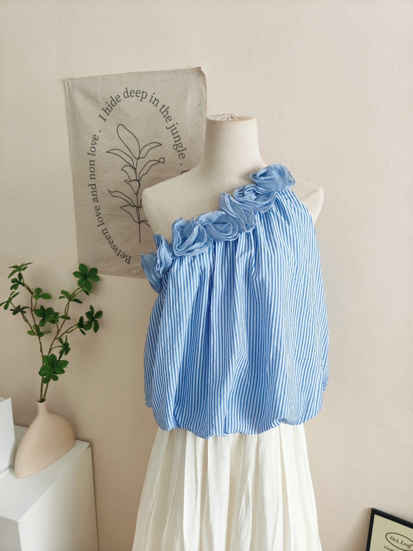 Elowrose 3D Blossom Off-Shoulder Striped Top 被追着问~浪漫立体花朵斜肩度假风条纹上衣*2 Colors