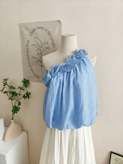 Elowrose 3D Blossom Off-Shoulder Striped Top 被追着问~浪漫立体花朵斜肩度假风条纹上衣*2 Colors