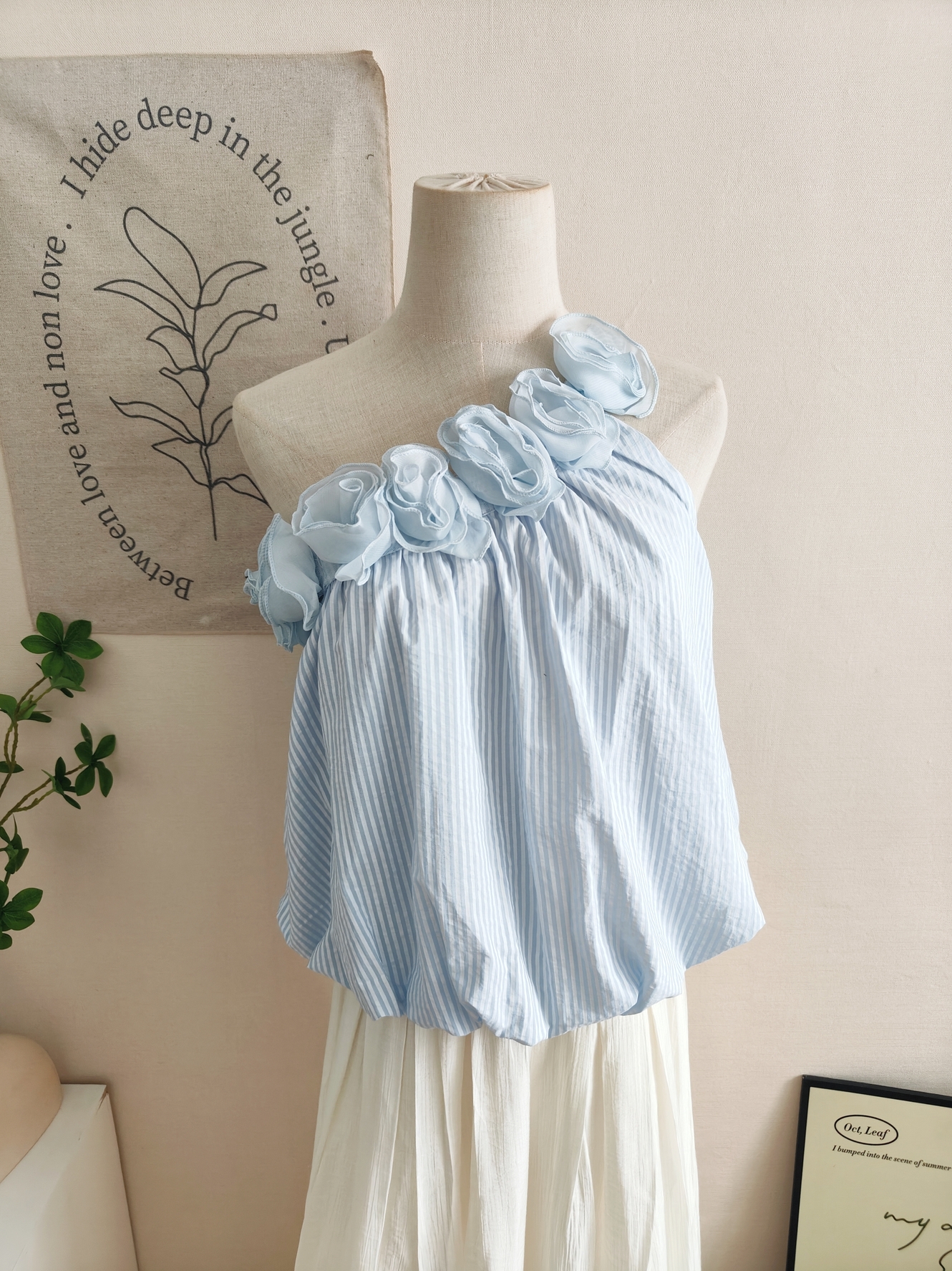 Elowrose 3D Blossom Off-Shoulder Striped Top 被追着问~浪漫立体花朵斜肩度假风条纹上衣*2 Colors
