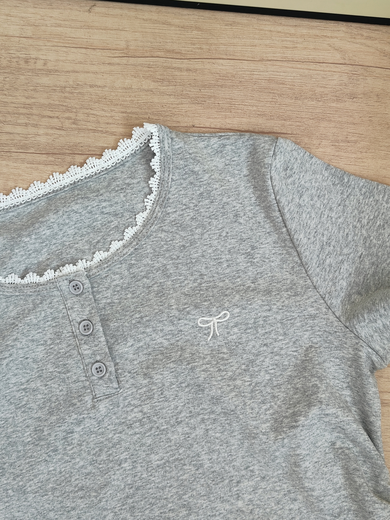 Gray Lace Trim Tee 灰色蕾丝花边T恤