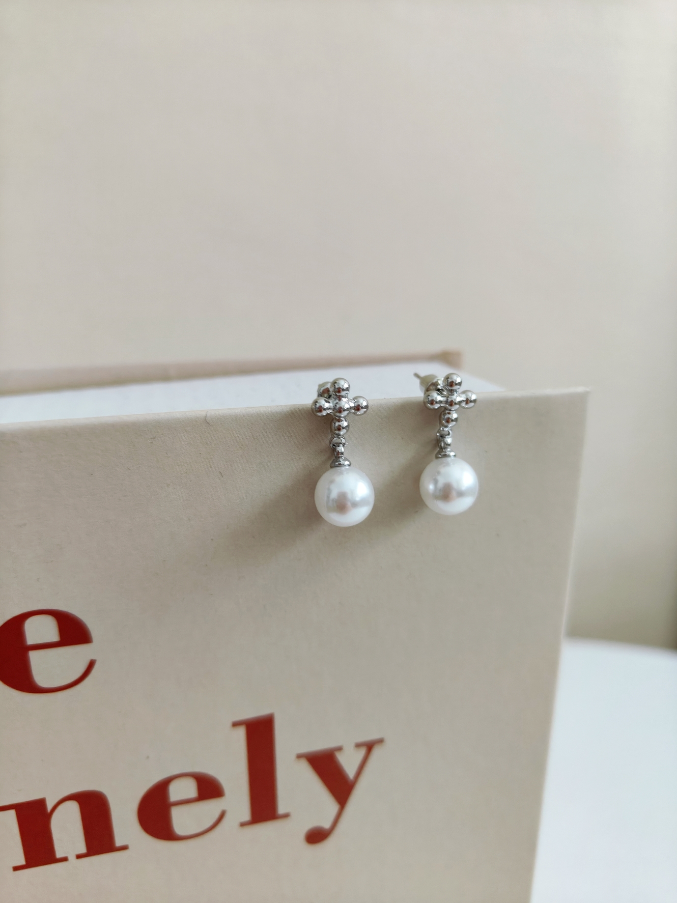 Cross-Shaped Flower Pearl Earrings 十字架小花珍珠耳环
