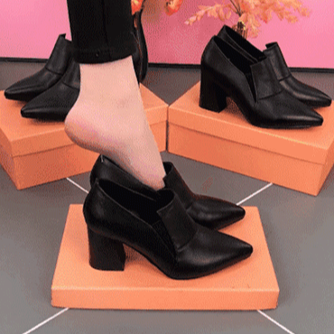 【30 ปีไม่ล้าสมัย ไม่ลอก】รองเท้าหนังนิ่มหัวแหลมส้นหนา 