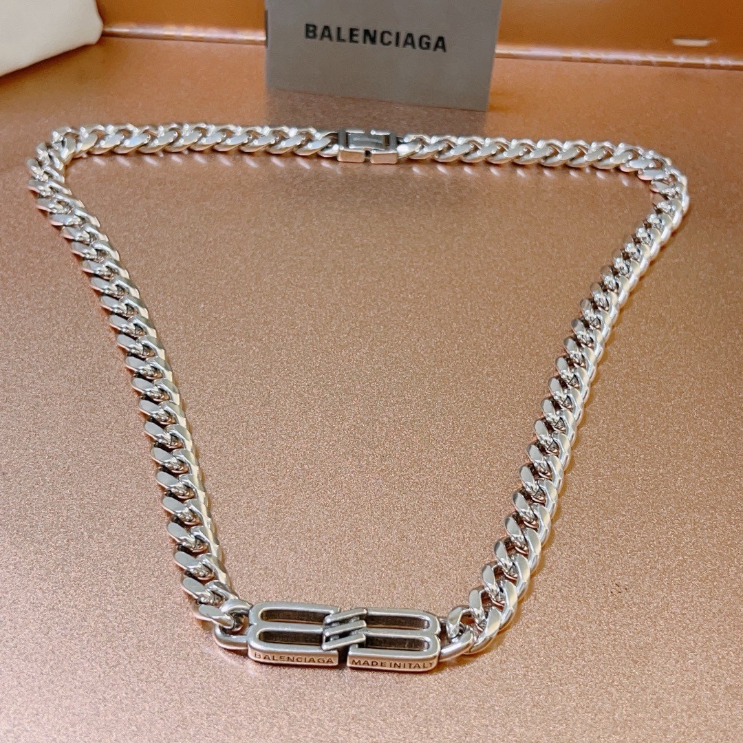 Balenciagaの新作ネックレスです