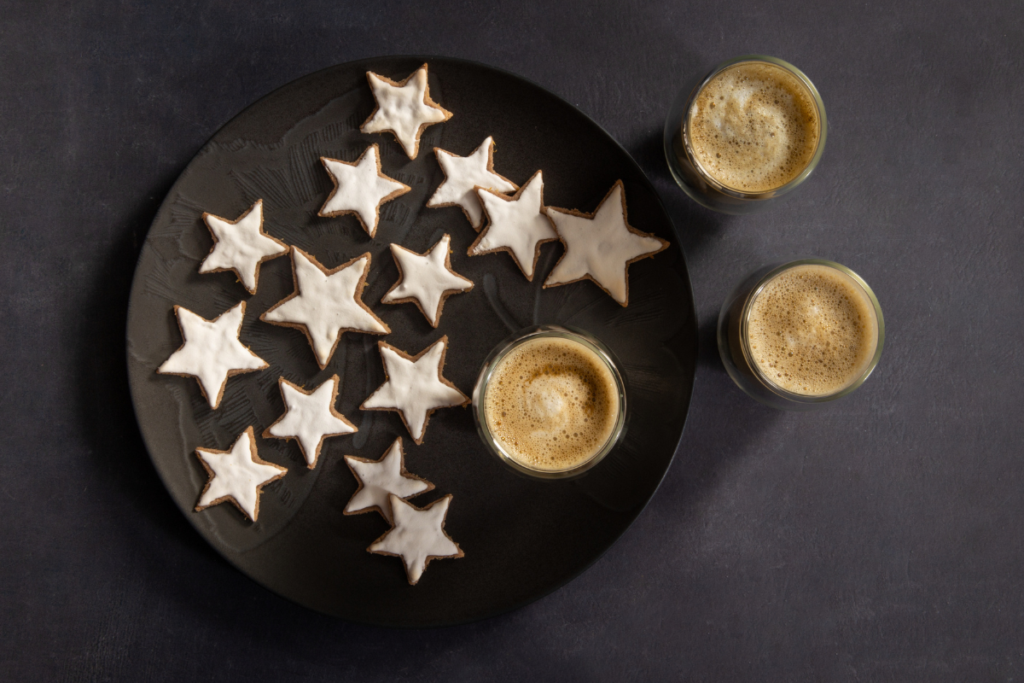 Top 10 Festive Recipes & Pairings- Organic Hojicha and festive cookies 