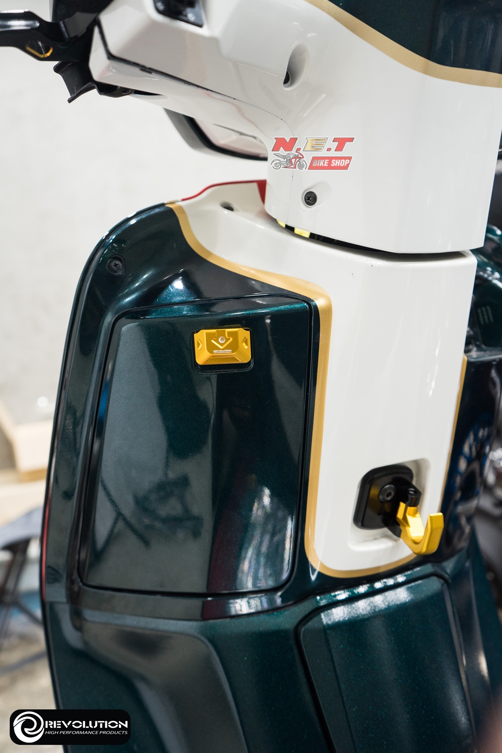 ฝาเปิด-ปิดเก๊ะหน้ารถ CNC REVOLUTION GIORNO+