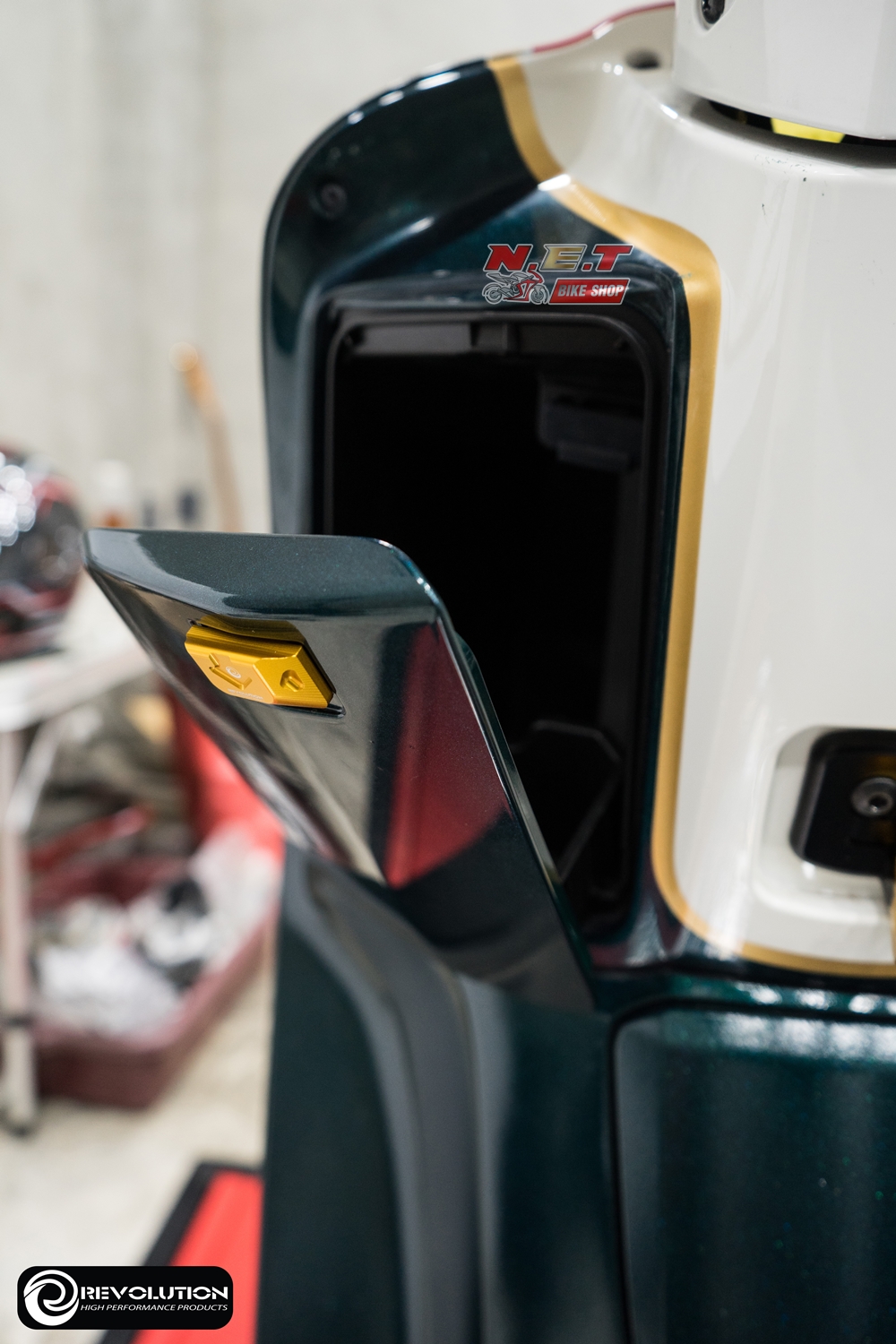 ฝาเปิด-ปิดเก๊ะหน้ารถ CNC REVOLUTION GIORNO+