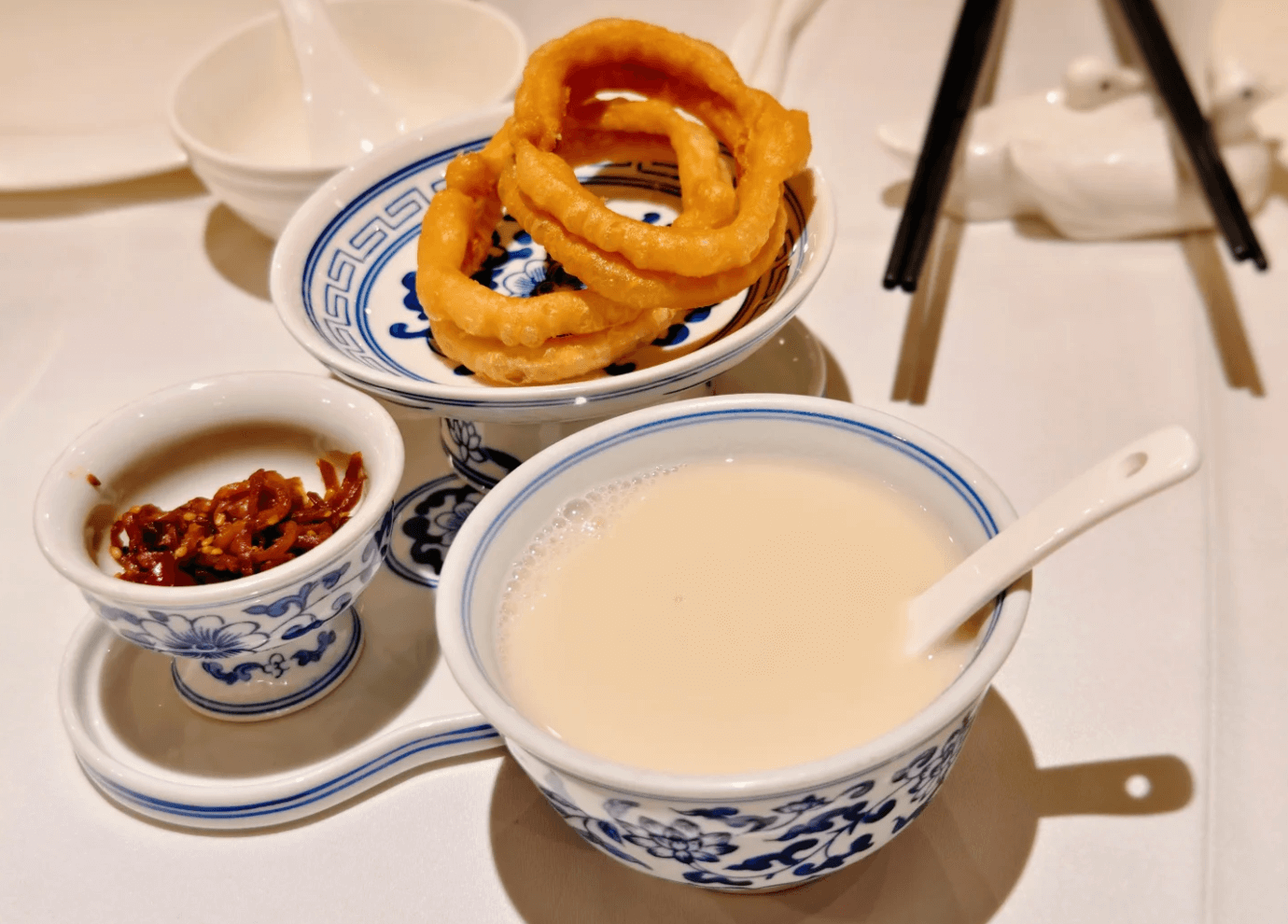 北京の伝統朝食「豆汁と焦圈」 ──酸味がクセになる発酵飲料とサクサク揚げパンの絶妙な組み合わせ