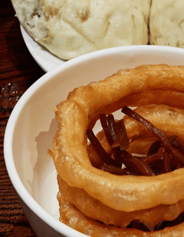 北京の伝統朝食「豆汁と焦圈」 ──酸味がクセになる発酵飲料とサクサク揚げパンの絶妙な組み合わせ