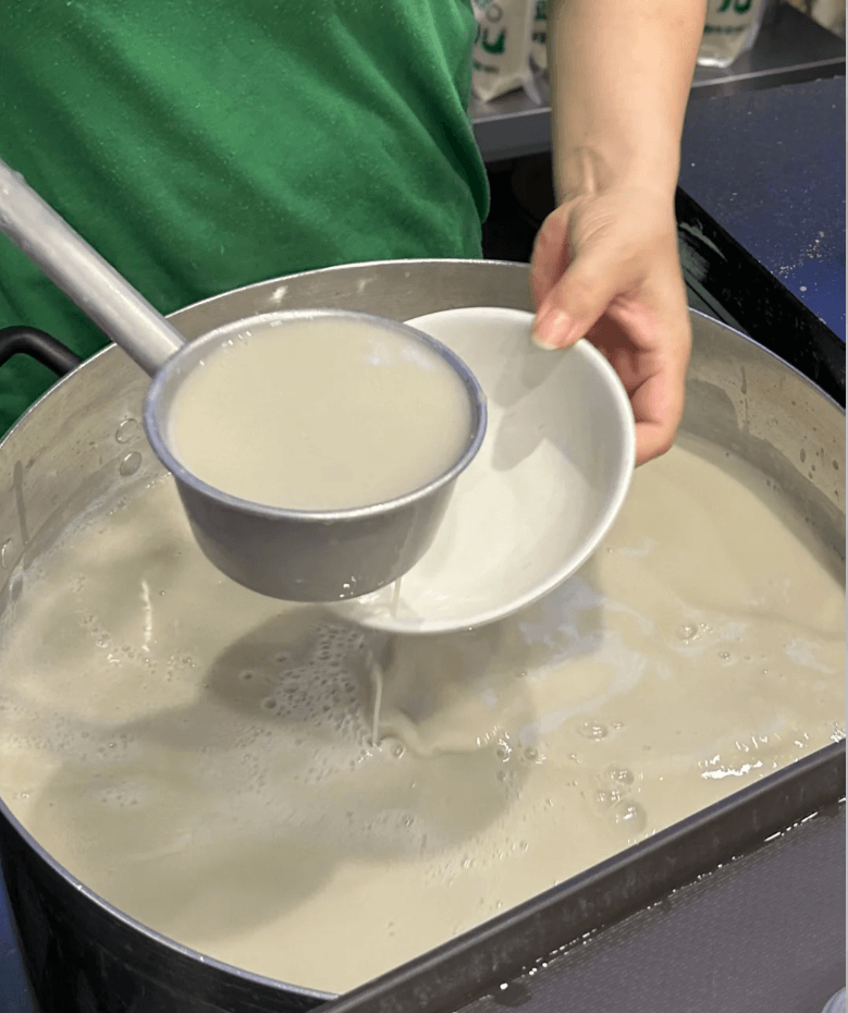 北京の伝統朝食「豆汁と焦圈」 ──酸味がクセになる発酵飲料とサクサク揚げパンの絶妙な組み合わせ